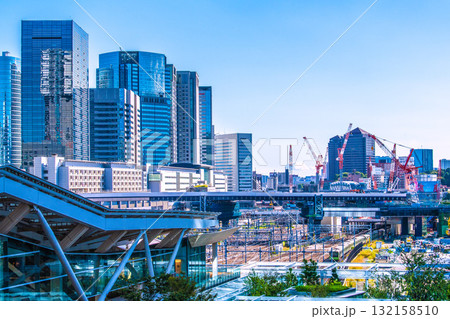 日本の東京都市景観　品川駅前に並ぶ巨大クレーン群＝10月17日 132158510