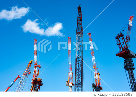 大規模建設現場にタワークレーンが立ち並ぶ風景　a-1 132158598