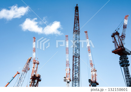 大規模建設現場にタワークレーンが立ち並ぶ風景　a-4 クールカラー 132158601