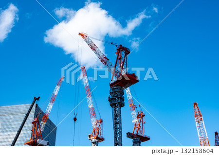 大規模建設現場にタワークレーンが立ち並ぶ風景　b-1 132158604
