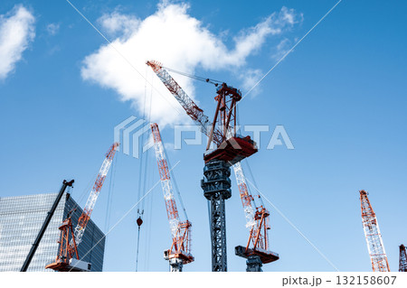 大規模建設現場にタワークレーンが立ち並ぶ風景　b-4 クールカラー 132158607