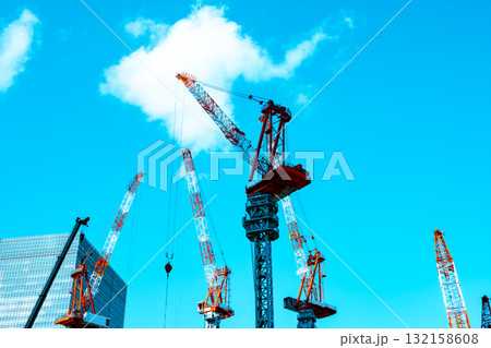 大規模建設現場にタワークレーンが立ち並ぶ風景　b-5 ライトカラー 132158608