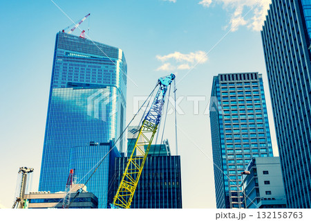 建設工事が続く東京八重洲 呉服橋周辺 2025.10　暖色寒色強調 132158763