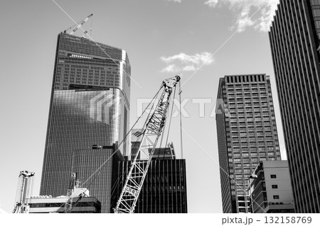 建設工事が続く東京八重洲 呉服橋周辺 2025.10　モノクロ 132158769