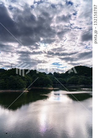 中秋の奈良布目ダム　まだらに並ぶ雲間から僅かに覗く青空と湖面に映る空① 132158787