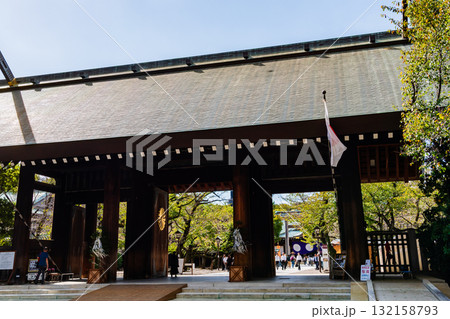 東京都　靖国神社　神門 132158793