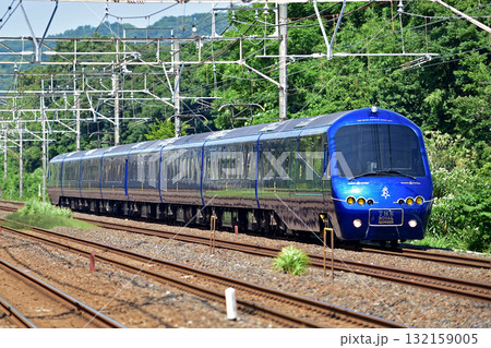 東海道本線　二宮－国府津　伊豆急　2100系　R-5編成　ロイヤルエクスプレス 132159005