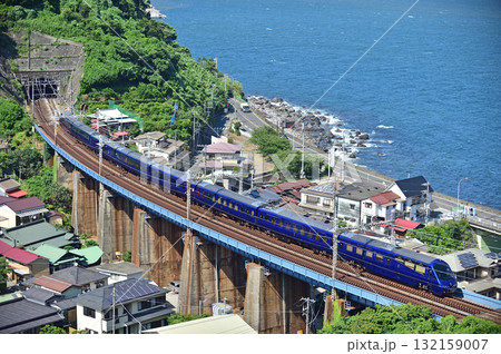 東海道本線 早川-根府川 伊豆急 2100系 R-5編成 ロイヤルエクスプレス 東海道本線 早川-根府川 伊豆急 2100系 R-5編成 ロイヤルエクスプレス 132159007