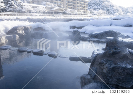 三朝温泉の雪景色 132159296