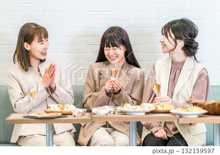 飲食店で食事会,飲み会,女子会をするビジネスウーマン 132159597