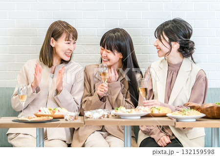 飲食店で食事会,飲み会,女子会をするビジネスウーマン 飲食店で食事会,飲み会,女子会をするビジネスウーマン 132159598