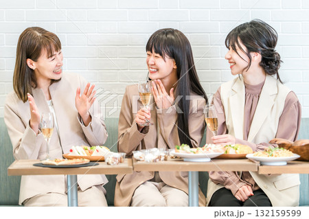 飲食店で食事会,飲み会,女子会をするビジネスウーマン 132159599