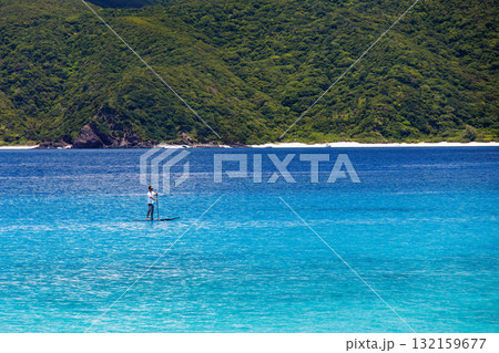 SUPをする人々。美しいサンゴ礁と熱帯魚の群れ。 沖縄県島尻郡慶良間諸島座間味島安室島-2025 132159677