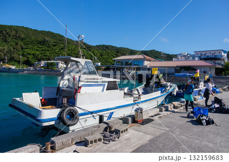 座間味島の無人島渡し。漁船で安室島、嘉比島、安慶名敷島へ行ける。美しいサンゴ礁と熱帯魚の群れ。 沖縄 座間味島の無人島渡し。漁船で安室島、嘉比島、安慶名敷島へ行ける。美しいサンゴ礁と熱帯魚の群れ。 沖縄 132159683