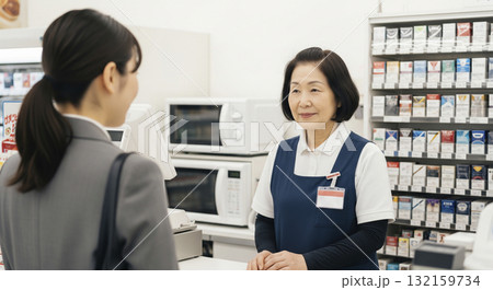 コンビニで働くシニア世代 132159734