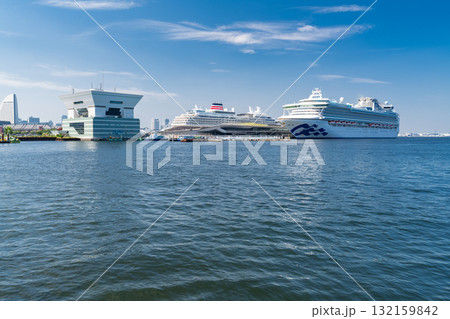 《神奈川県》豪華客船が停泊する大さん橋・山下公園の眺め 132159842