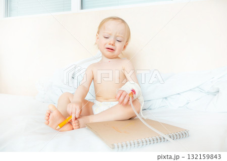 The patient kids painting the paper with a color pencil in the hospital. 132159843
