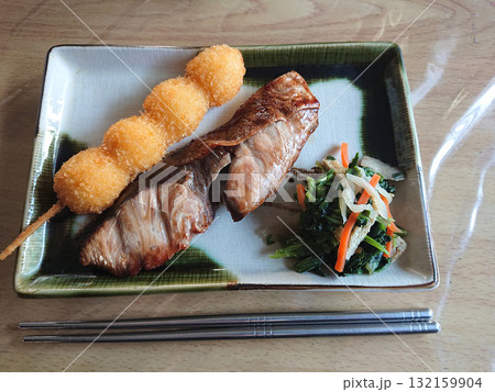 ひとり飲み・晩酌のお供のおつまみセット例(寒ブリの照り焼きとうずら卵の串揚げフライ) ひとり飲み・晩酌のお供のおつまみセット例(寒ブリの照り焼きとうずら卵の串揚げフライ) 132159904