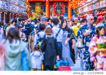 日本の東京都市景観インバウンド続く…外国人観光客らで賑わう伝法院通りなどを望む 日本の東京都市景観インバウンド続く…外国人観光客らで賑わう伝法院通りなどを望む 132159930