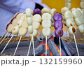 炭火で炙られる串に刺さった焼き餅 132159960