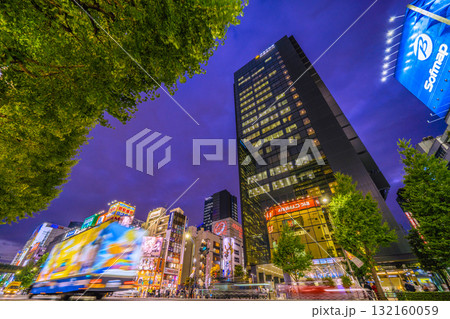 日本の東京都市景観インバウンド続く…外国人観光客らで賑わう秋葉原。アドトラックが走る… 日本の東京都市景観インバウンド続く…外国人観光客らで賑わう秋葉原。アドトラックが走る… 132160059