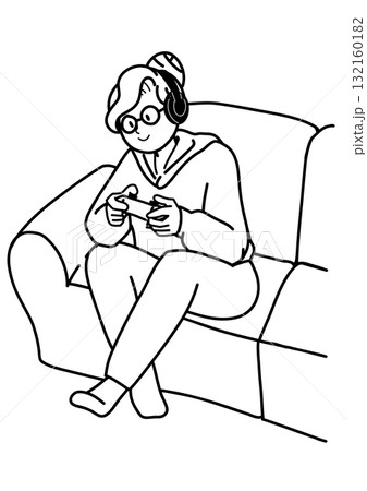 ソファでゲームをする女の子 ソファでゲームをする女の子 132160182