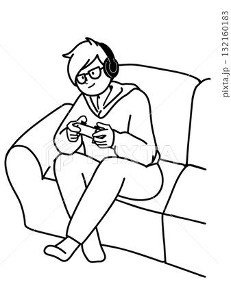 ソファでゲームをする男の子 132160183