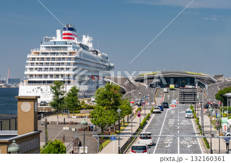 《神奈川県》豪華客船が停泊する大さん橋・山下臨港線プロムナードの眺め 132160361