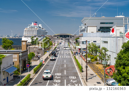 《神奈川県》豪華客船が停泊する大さん橋・山下臨港線プロムナードの眺め 132160363