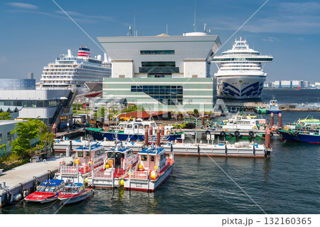 《神奈川県》豪華客船が停泊する大さん橋・山下臨港線プロムナードの眺め 132160365
