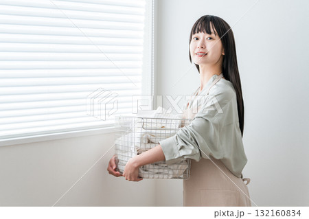 洗濯したバスタオルを持つ主婦の女性（家事,専業主婦,洗濯動線） 132160834