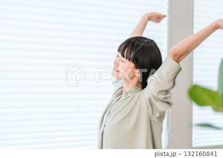 朝起床して窓辺に立つ若いアジア人女性（伸び,ストレッチ） 132160841