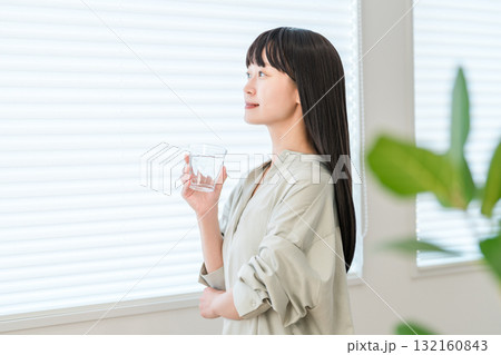 朝起きて水,白湯,炭酸水を飲む女性（ミネラルウォーター,ウォーターサーバー） 132160843