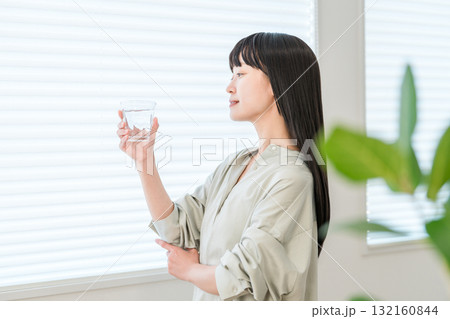 朝起きて水,白湯,炭酸水を飲む女性（ミネラルウォーター,ウォーターサーバー） 132160844