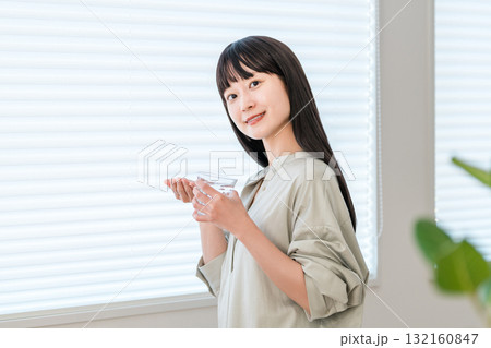 内服薬・サプリ・医薬品を飲む病気の女性・投薬 内服薬・サプリ・医薬品を飲む病気の女性・投薬 132160847