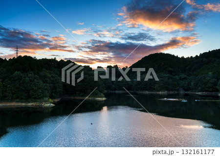 中秋の奈良布目ダム布目湖上空の夕焼け空　黄金色に縁どられた暗雲と布目湖に映る空⑨ 132161177