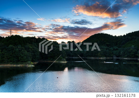 中秋の奈良布目ダム布目湖上空の夕焼け空　黄金色に縁どられた暗雲と布目湖に映る空⑩ 132161178
