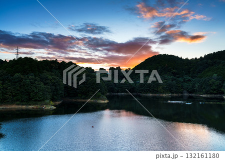 中秋の奈良布目ダム布目湖上空の夕焼け空　黄金色に縁どられた暗雲と布目湖に映る空⑫ 132161180