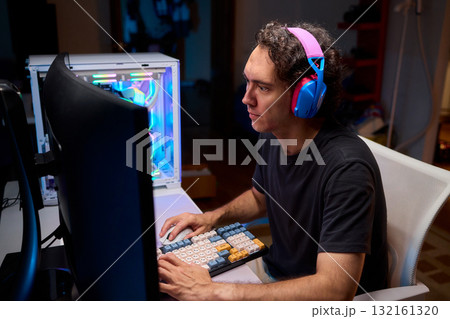 A Unique Gaming Setup Featuring Exceptional Arm Support Designed for Enhanced Comfort A Unique Gaming Setup Featuring Exceptional Arm Support Designed for Enhanced Comfort 132161320