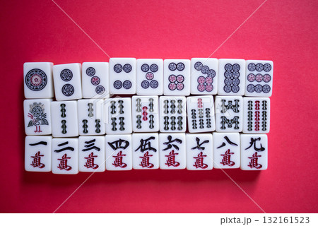赤背景にマージャン牌 132161523