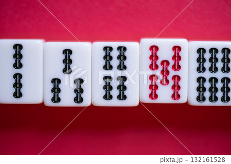 赤背景にマージャン牌 赤背景にマージャン牌 132161528