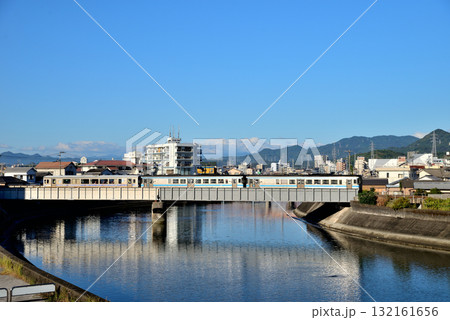 土讃線の久万川鉄橋を渡るJR四国の土讃線普通列車です。 132161656