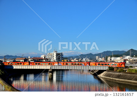 快晴の下、土讃線の久万川鉄橋を渡るJR四国の特急列車南風号です。 132161657
