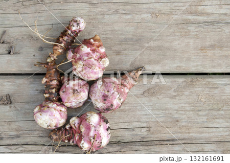 Jerusalem artichokes displaying freshly harvested sunchokes on wood 132161691