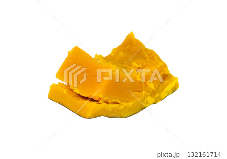 大雑把に種と綿を取った皮付きのカボチャを煮くずれ寸前の軟らかさまで塩茹でして部分的に亀裂が入った状態 132161714