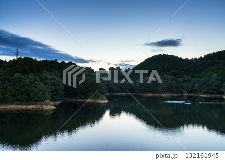 中秋の奈良布目ダム布目湖上空の夕焼け空　青いグラデーションの空と湖面 132161945
