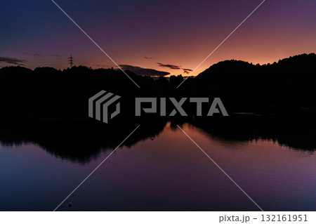 中秋の奈良布目ダム布目湖上空の夕焼け空　山際に残る夕焼けとブルーモーメントの空① 132161951