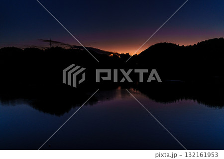 中秋の奈良布目ダム布目湖上空の夕焼け空 山際に残る夕焼けとブルーモーメントの空② 中秋の奈良布目ダム布目湖上空の夕焼け空 山際に残る夕焼けとブルーモーメントの空② 132161953