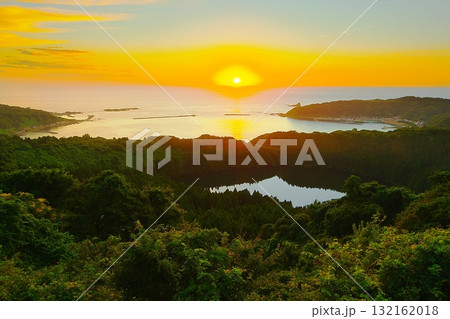秋田県男鹿半島の二ノ目潟と戸賀湾を望む八望台から見た日本海に沈みゆく夕陽の風景　Ver1 132162018