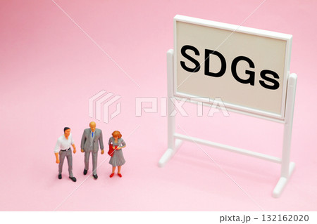 SDGsと書かれたホワイトボード SDGsと書かれたホワイトボード 132162020